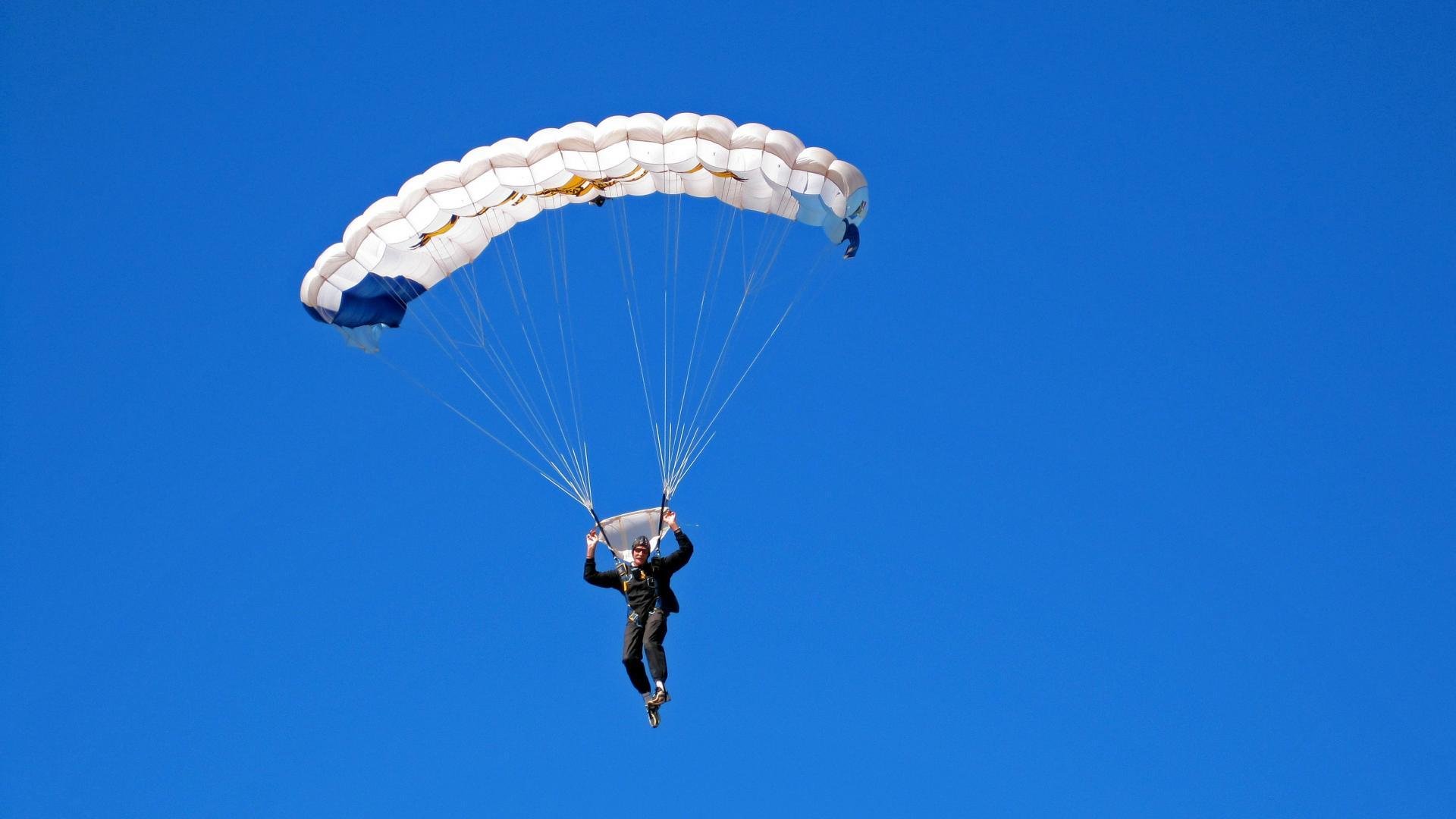 电竞选手如何参与公益活动：传递正能量与回馈社会，如何去参加电竞职业比赛